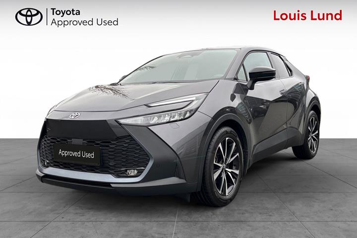 Grå Toyota C-HR fra 2024 set udefra