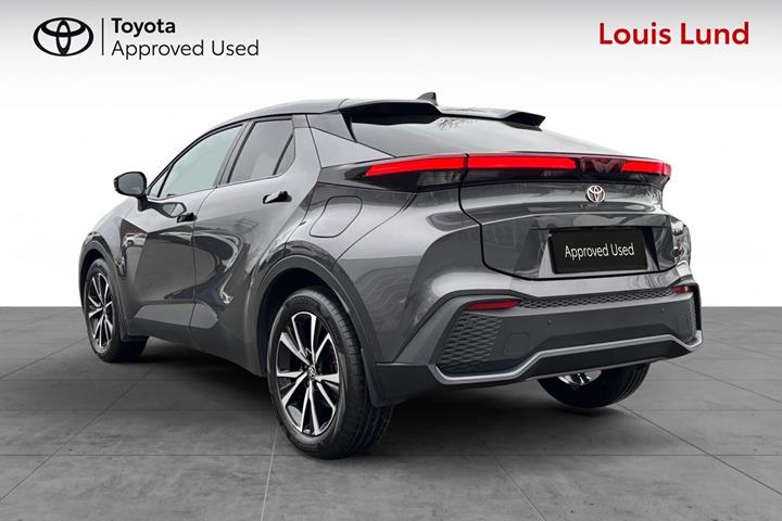 Grå Toyota C-HR fra 2024