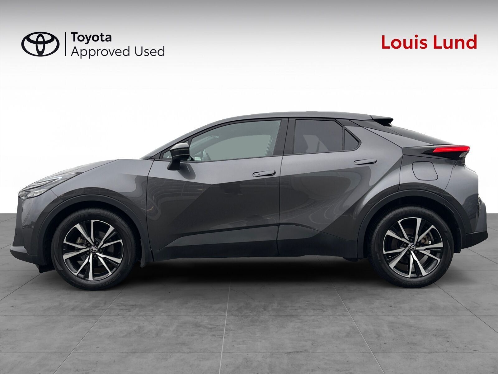 Grå Toyota C-HR fra 2024