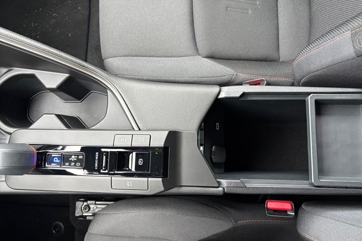 Grå Toyota C-HR fra 2024
