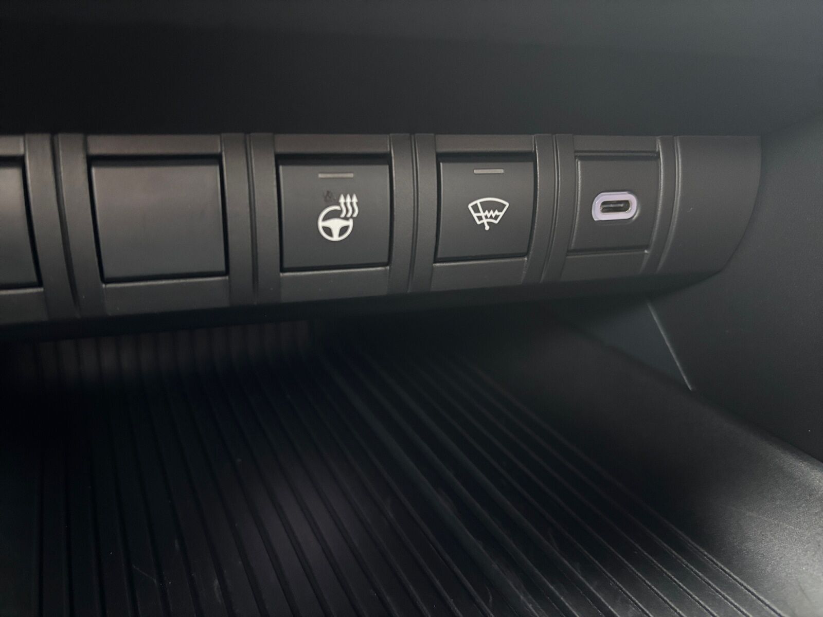 Grå Toyota C-HR fra 2024