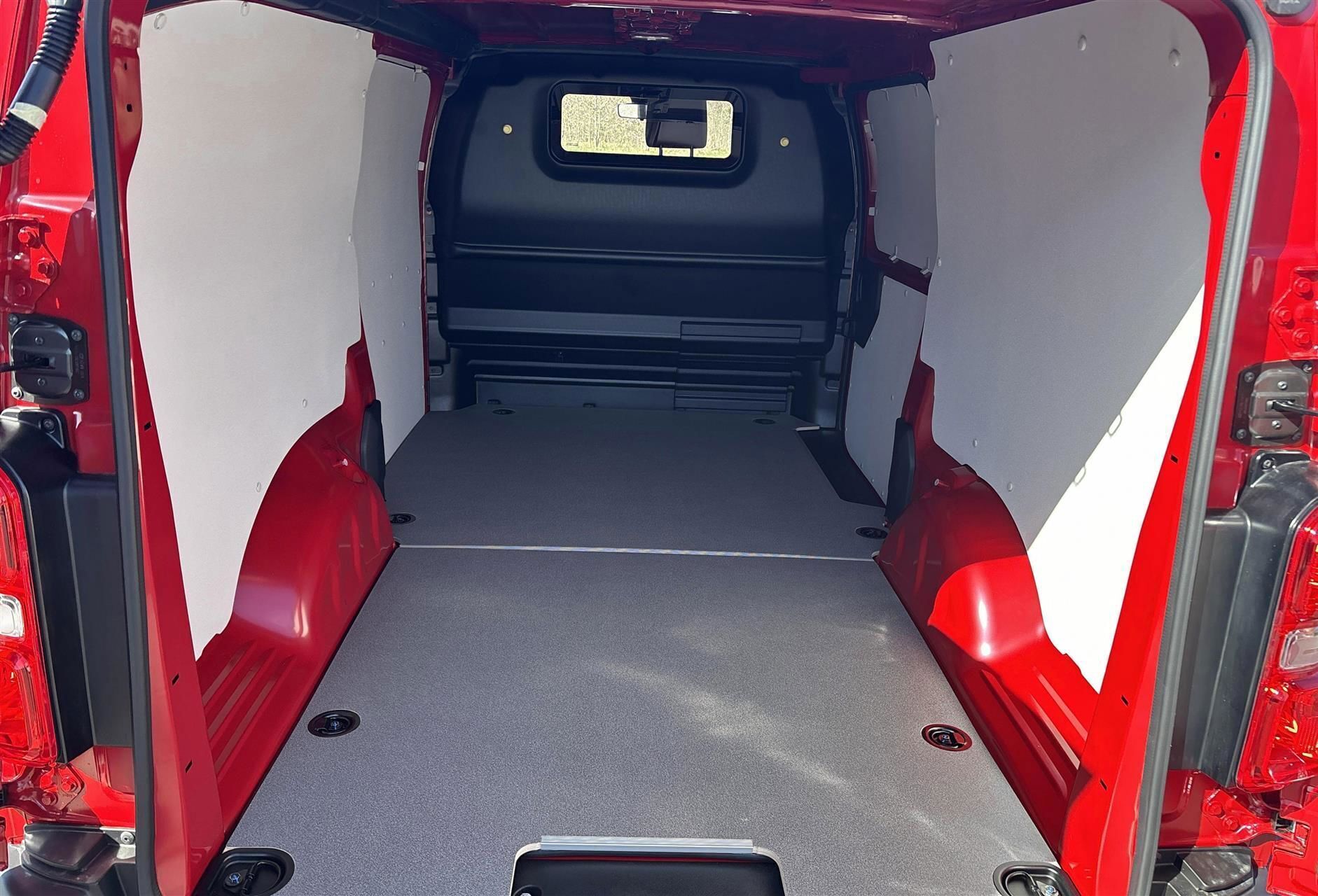 Rød Toyota ProAce fra 2024