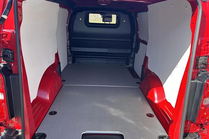 Rød Toyota ProAce fra 2024