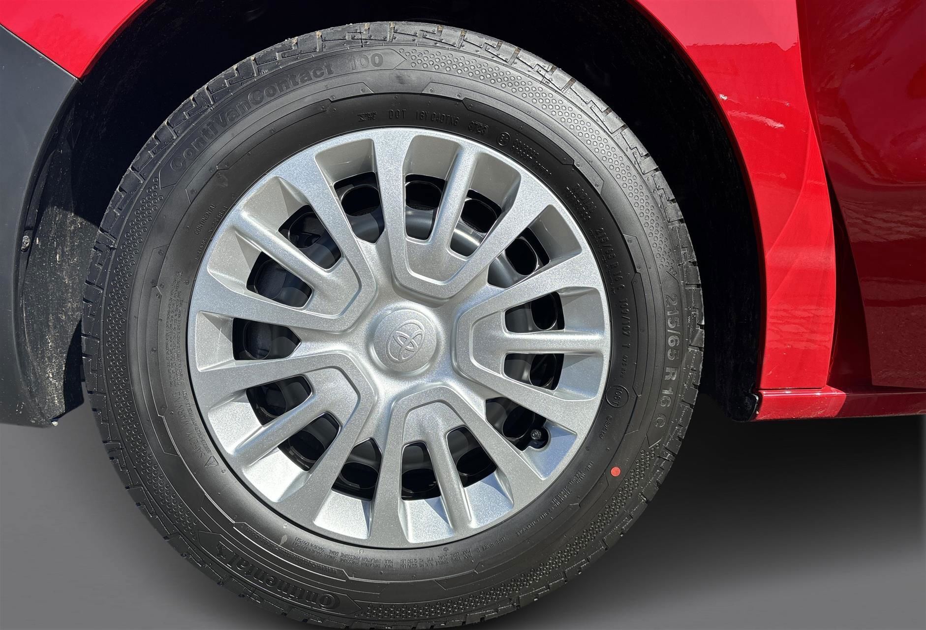 Rød Toyota ProAce fra 2024