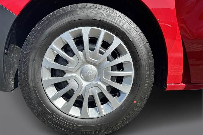 Rød Toyota ProAce fra 2024