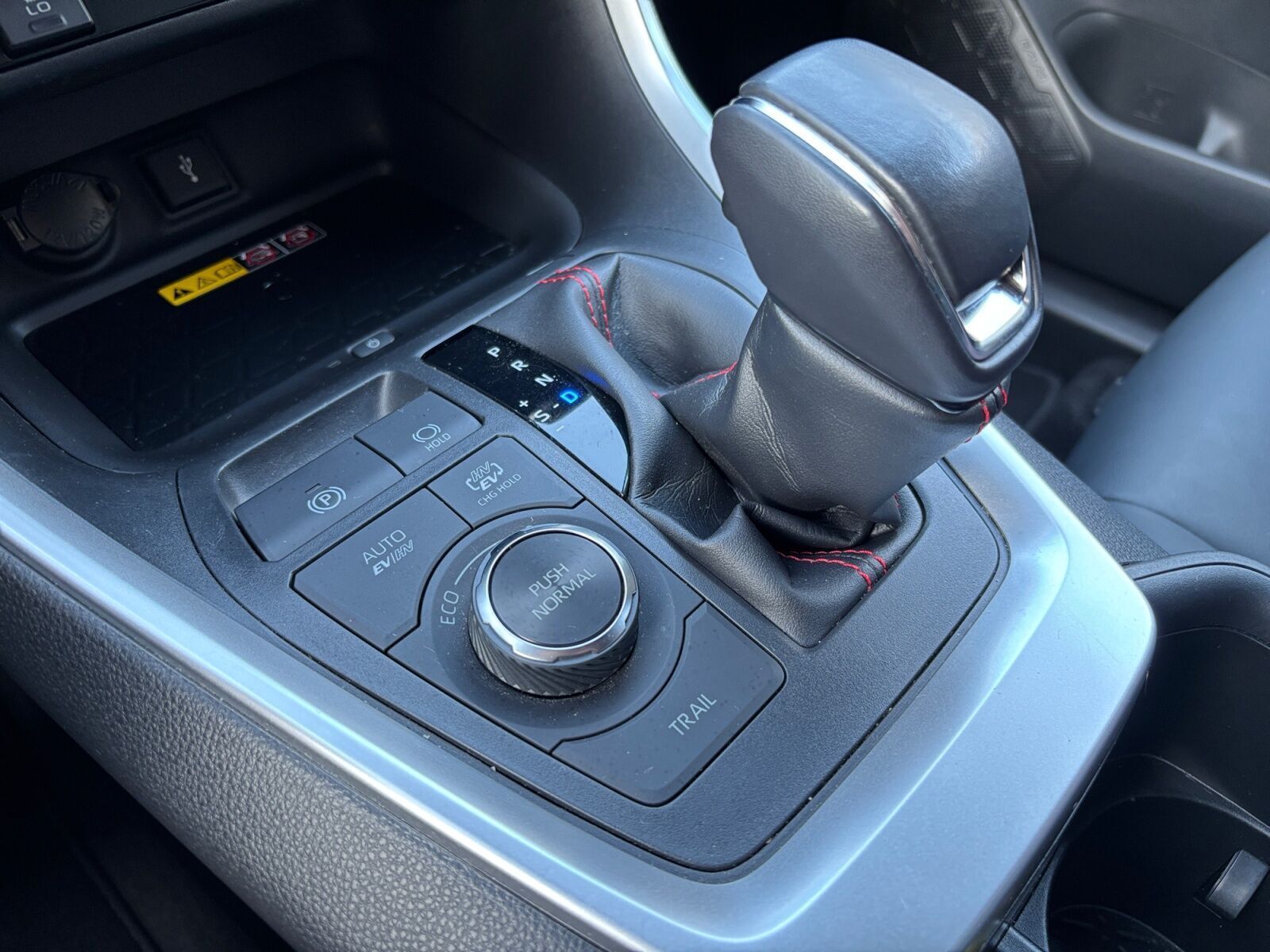 Hvid Toyota RAV4 Plug-in fra 2022