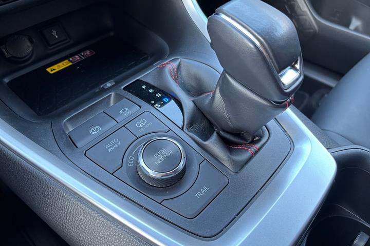 Hvid Toyota RAV4 Plug-in fra 2022