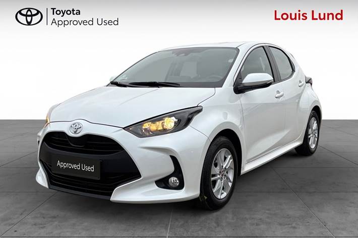 Hvid Toyota Yaris fra 2022 set udefra