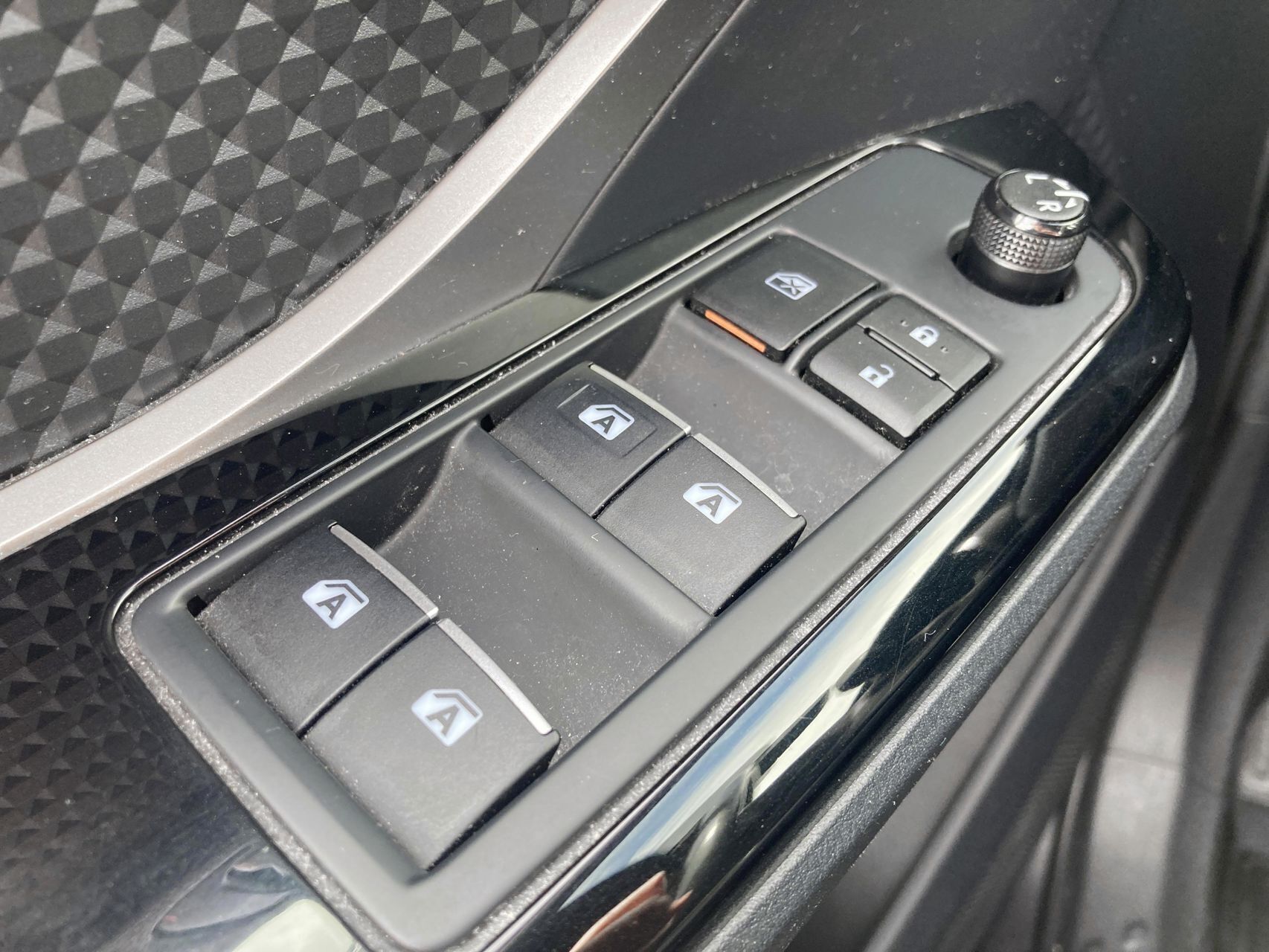 Grå Toyota C-HR fra 2018