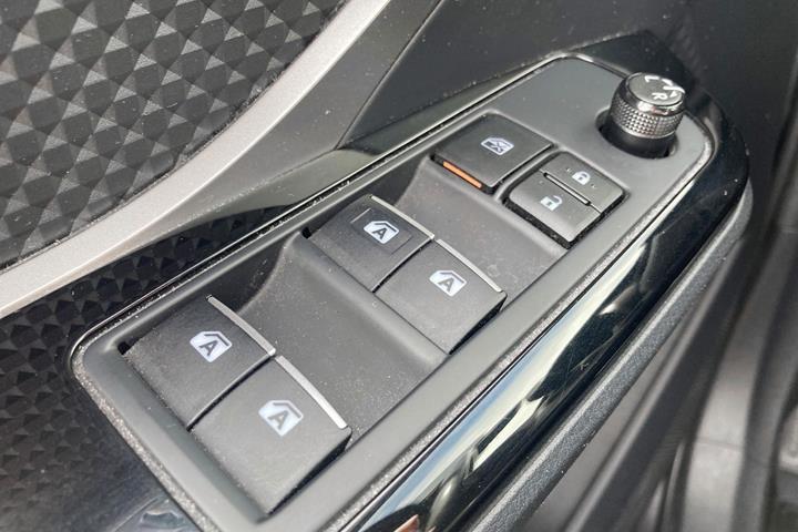 Grå Toyota C-HR fra 2018