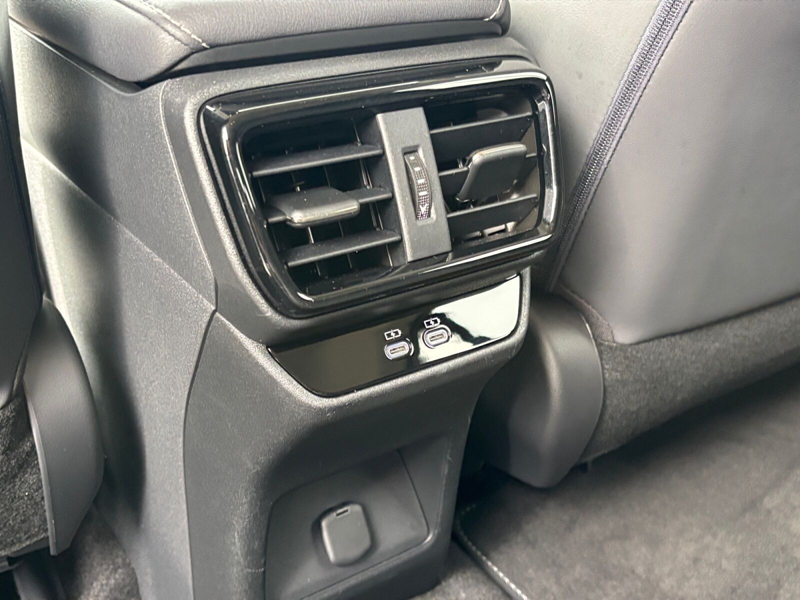 Sort Lexus RZ fra 2025