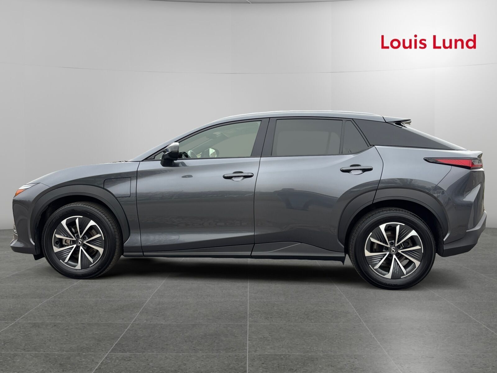 Grå Lexus RZ fra 2024