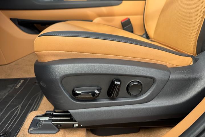 Sort Lexus RZ fra 2025