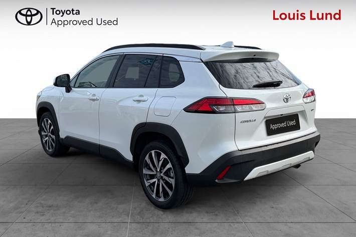 Hvid Toyota Corolla Cross fra 2025 set udefra