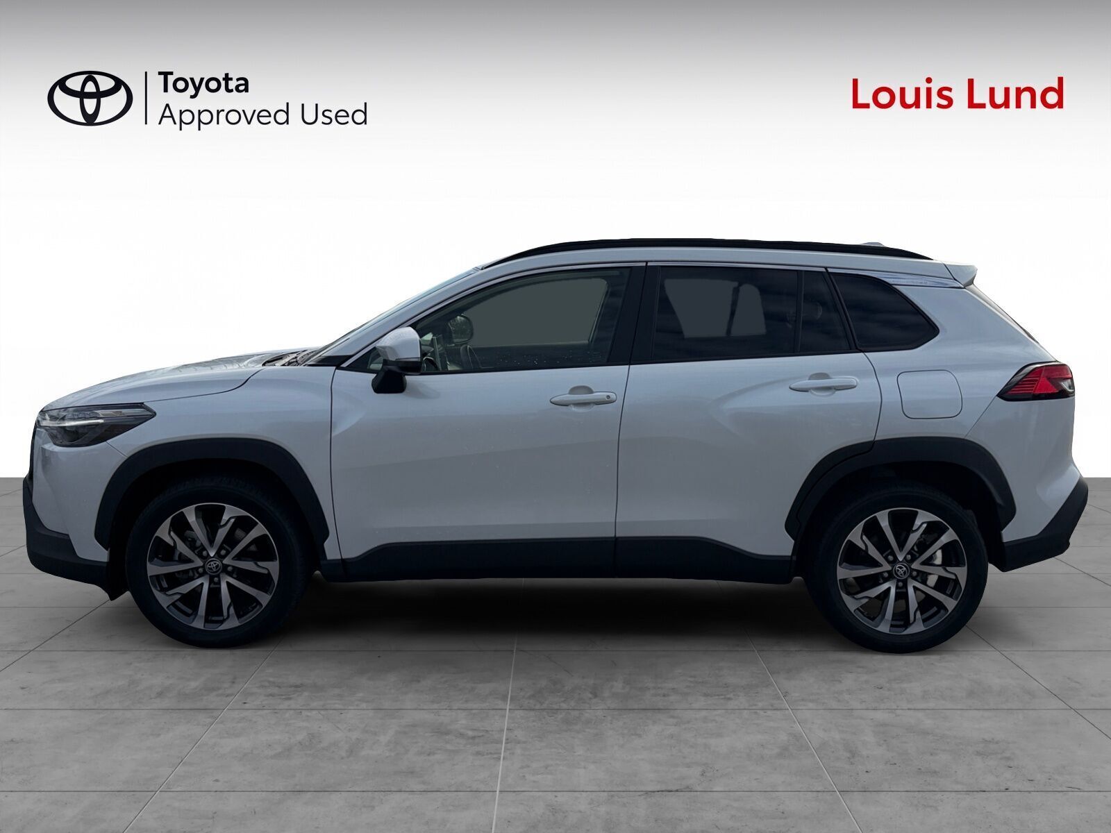 Hvid Toyota Corolla Cross fra 2025 set udefra