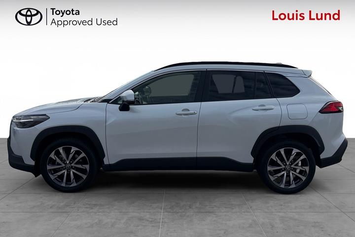 Hvid Toyota Corolla Cross fra 2025 set udefra