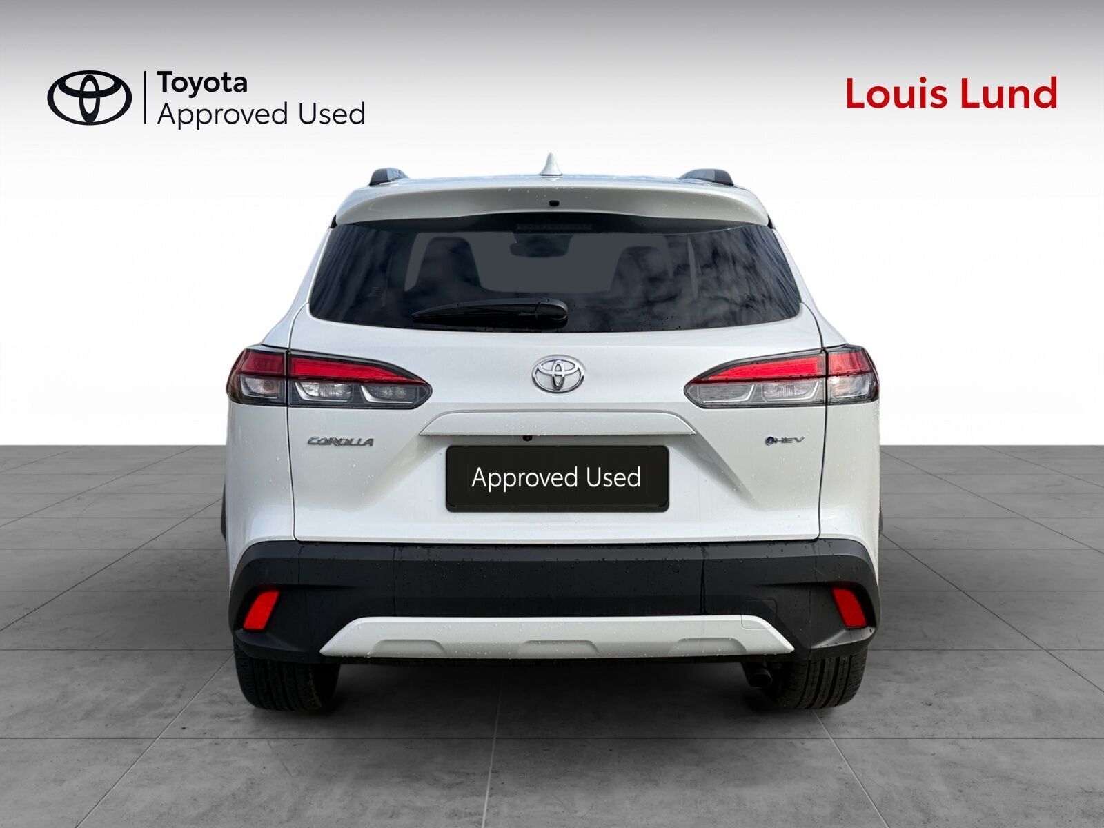 Hvid Toyota Corolla Cross fra 2025 set udefra