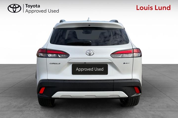 Hvid Toyota Corolla Cross fra 2025 set udefra