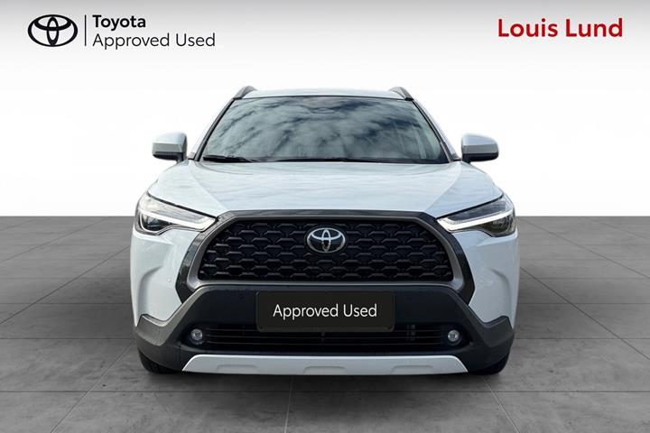 Hvid Toyota Corolla Cross fra 2025 set udefra