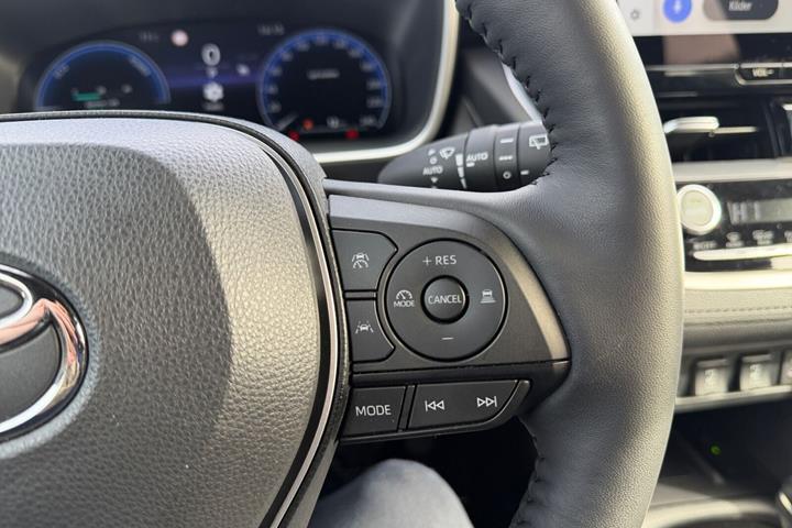Hvid Toyota Corolla Cross fra 2025