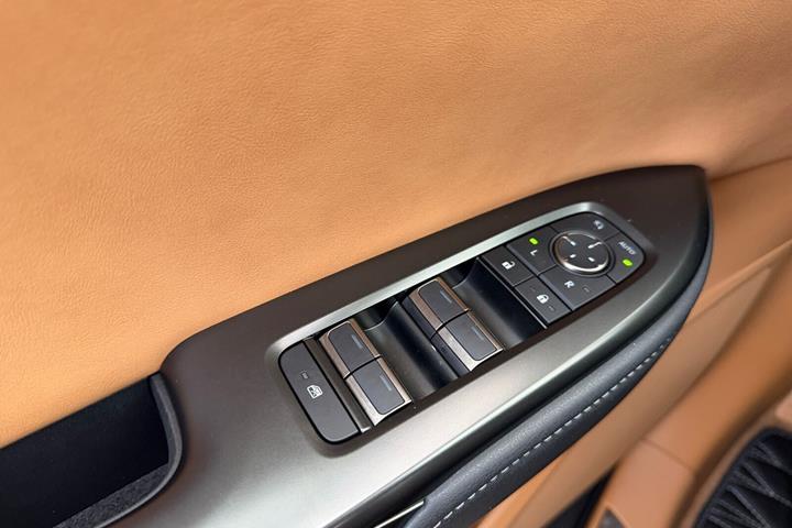 Grå Lexus RZ fra 2025