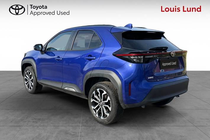 Blå Toyota Yaris Cross fra 2025