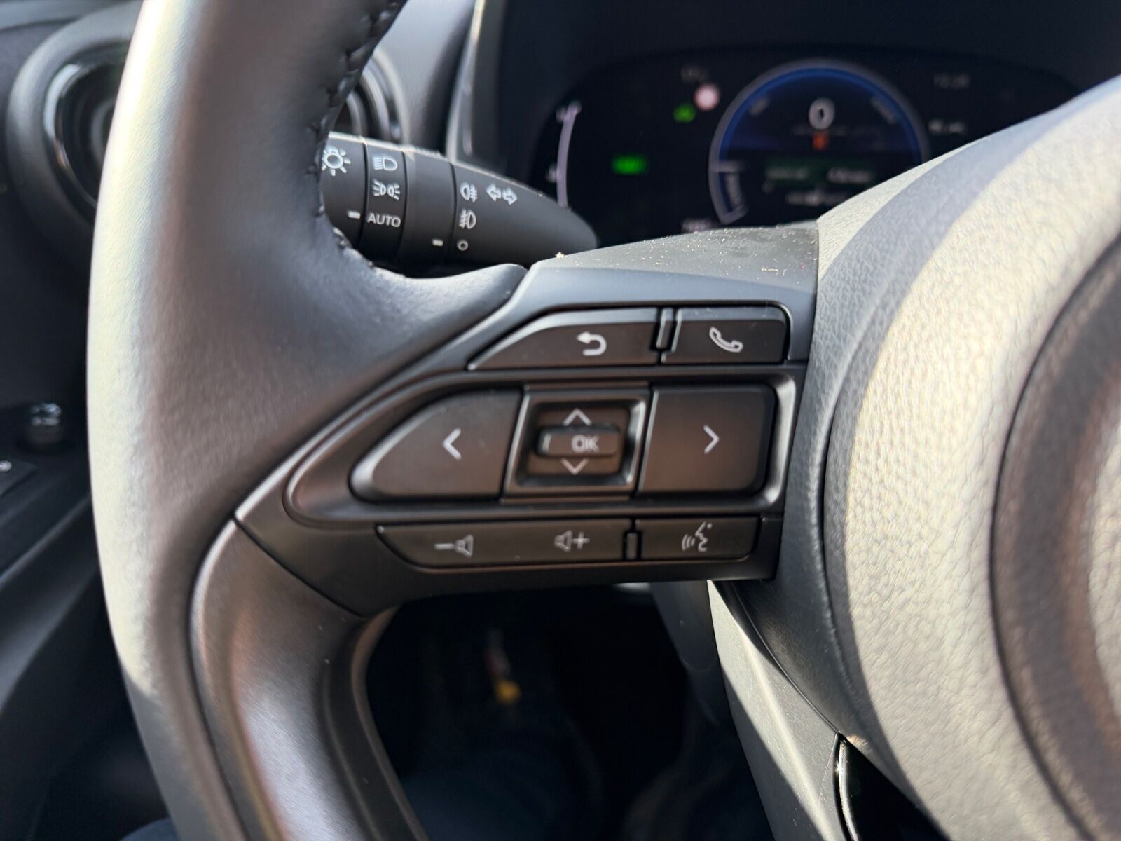 Blå Toyota Yaris Cross fra 2025