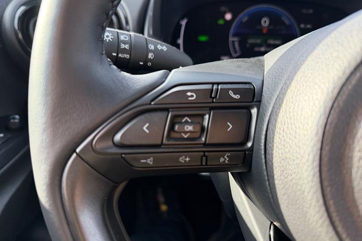Blå Toyota Yaris Cross fra 2025