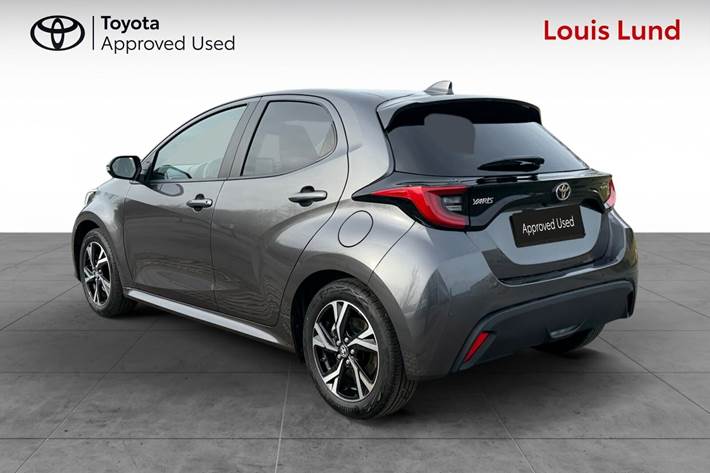 Grå Toyota Yaris fra 2025