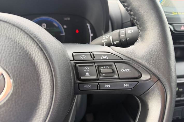 Grå Toyota Yaris fra 2025