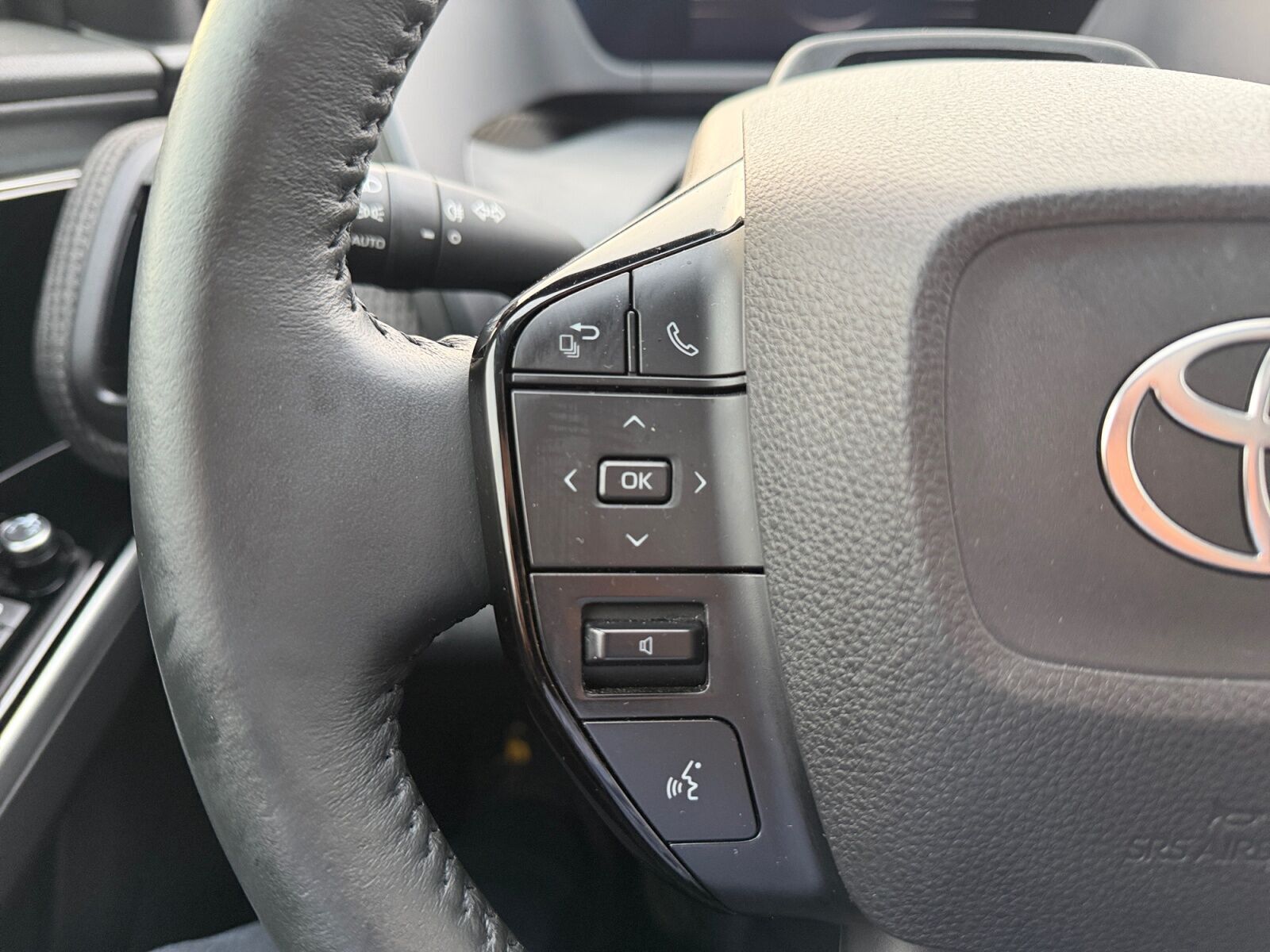 Grå Toyota BZ4X fra 2025