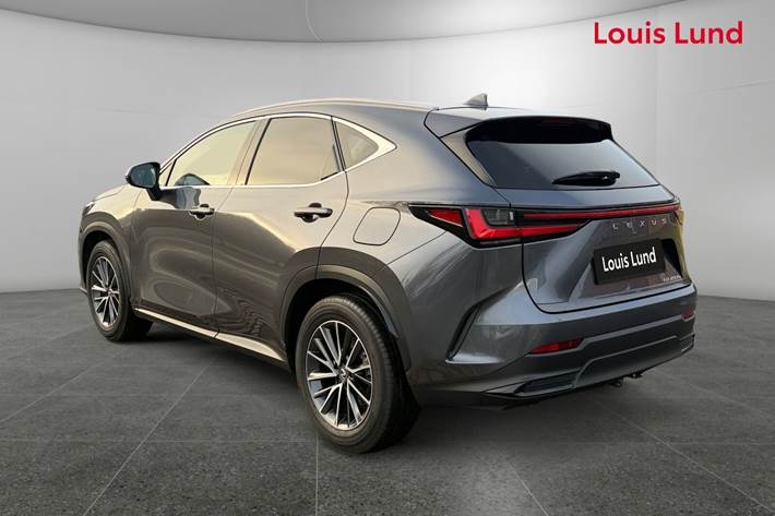 Grå Lexus NX fra 2025 set udefra