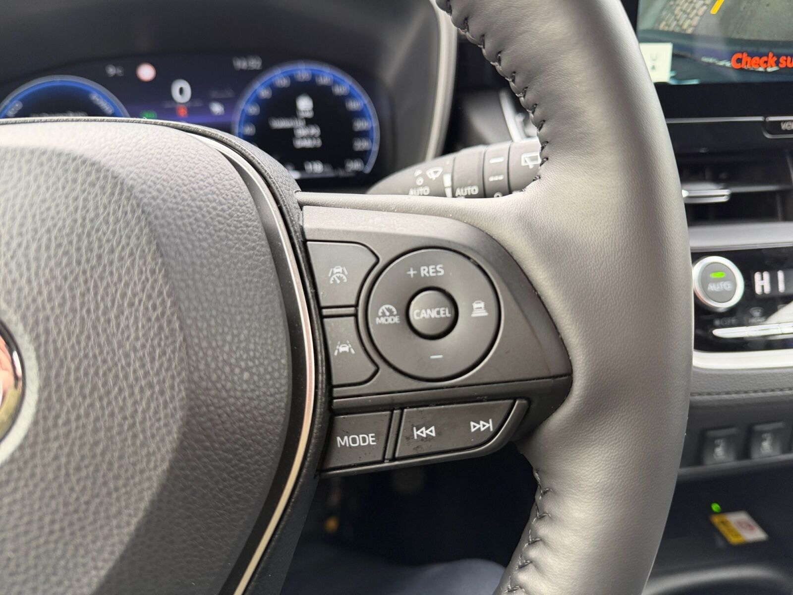 Blå Toyota Corolla Cross fra 2025