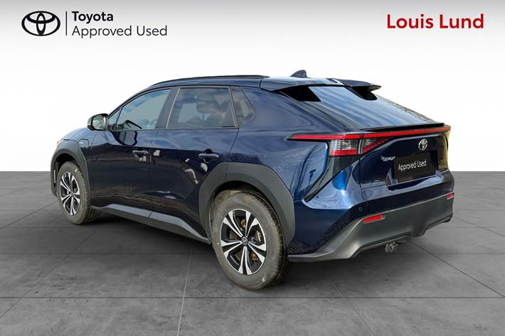 Blå Toyota BZ4X fra 2025