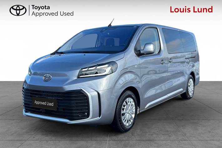 Grå Toyota Proace Verso Electric fra 2024 set udefra