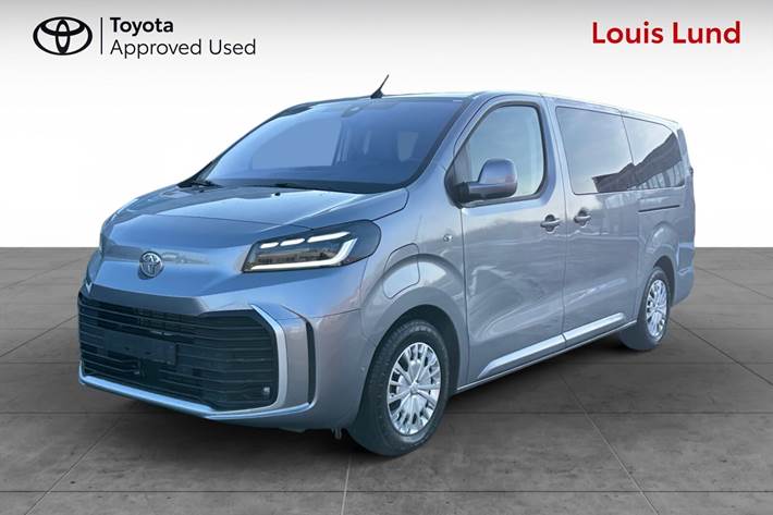 Grå Toyota Proace Verso Electric fra 2024 set udefra