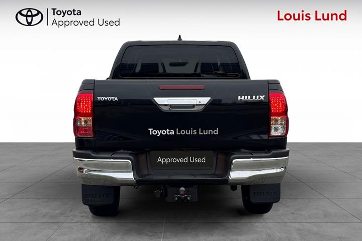 Sort Toyota HiLux fra 2025 set udefra