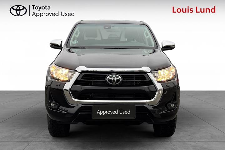 Sort Toyota HiLux fra 2025 set udefra