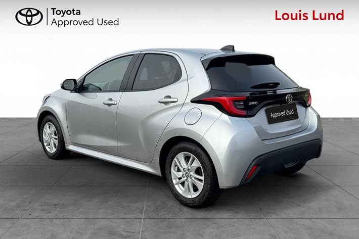 Sølv Toyota Yaris fra 2025