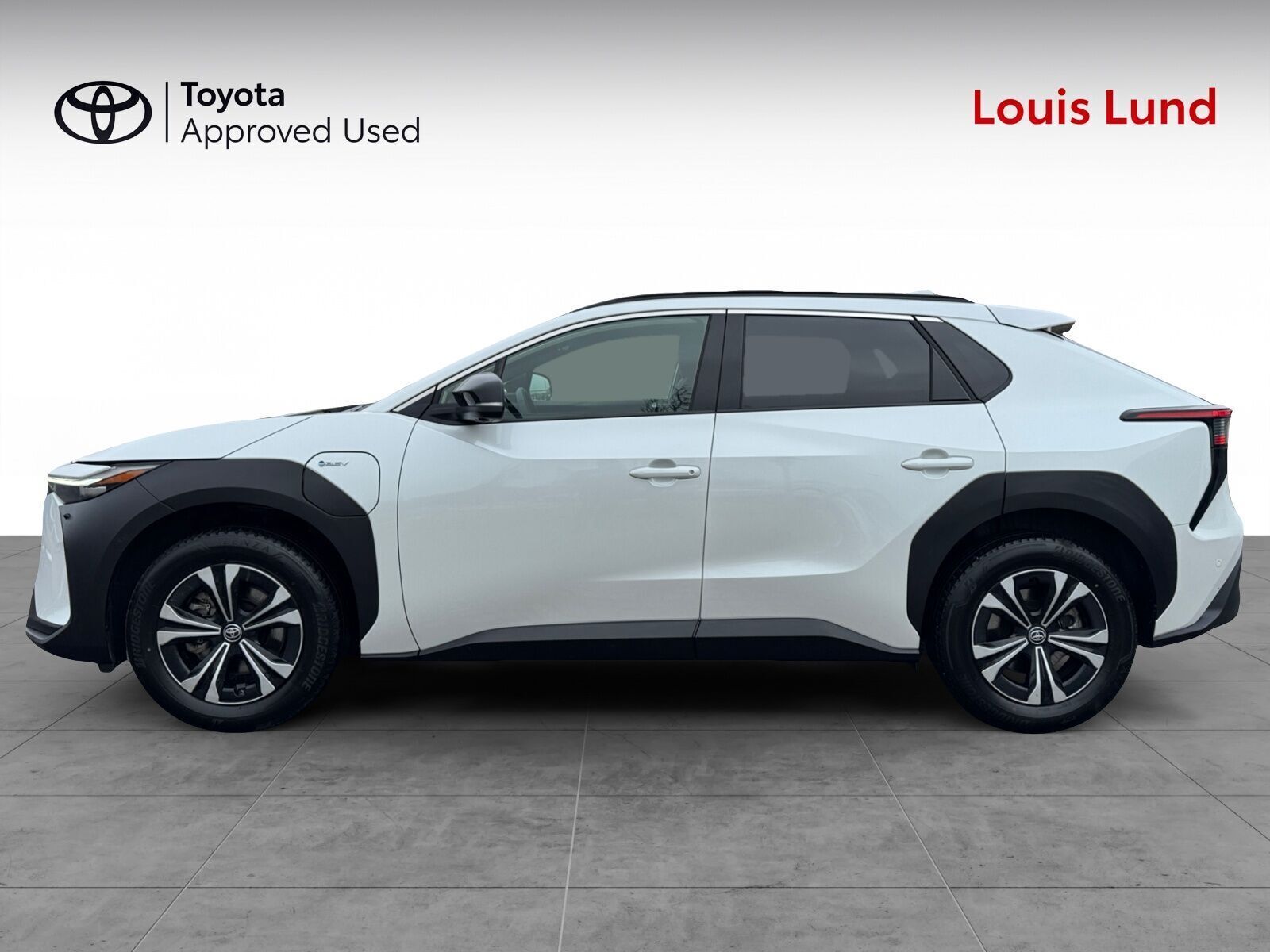 Hvid Toyota BZ4X fra 2024