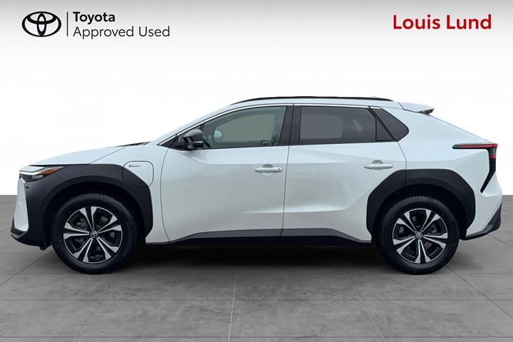 Hvid Toyota BZ4X fra 2024
