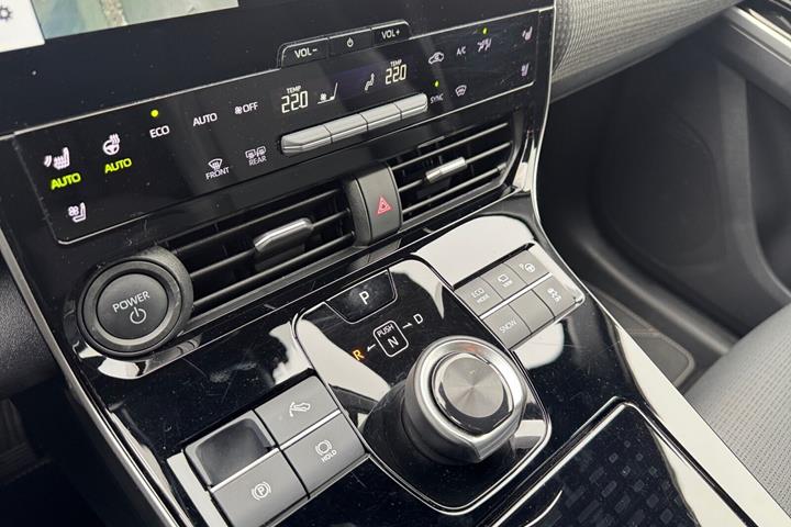 Hvid Toyota BZ4X fra 2024