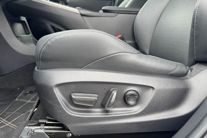 Hvid Toyota BZ4X fra 2024