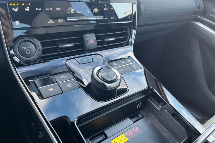 Hvid Toyota BZ4X fra 2024