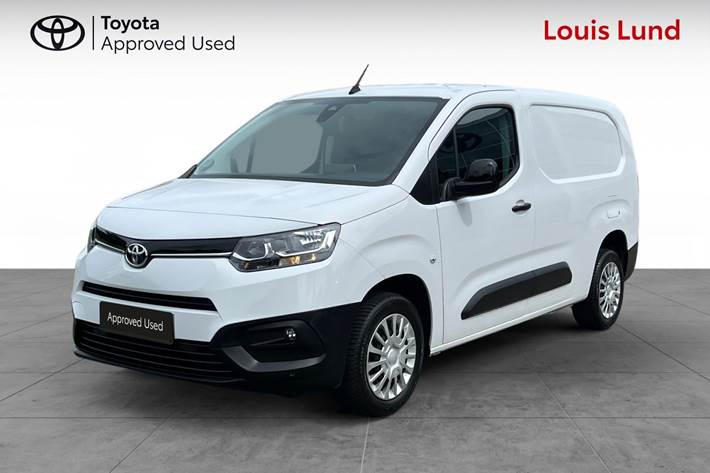 Hvid Toyota ProAce City fra 2024 set udefra