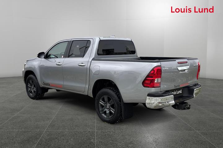 Grå Toyota HiLux fra 2025