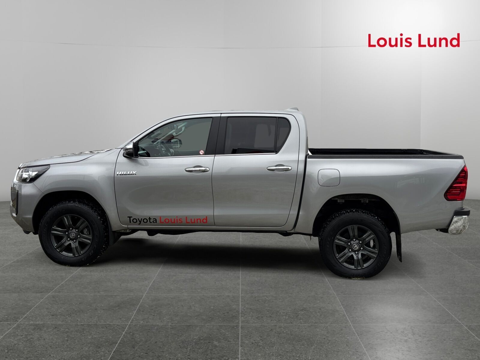 Grå Toyota HiLux fra 2025