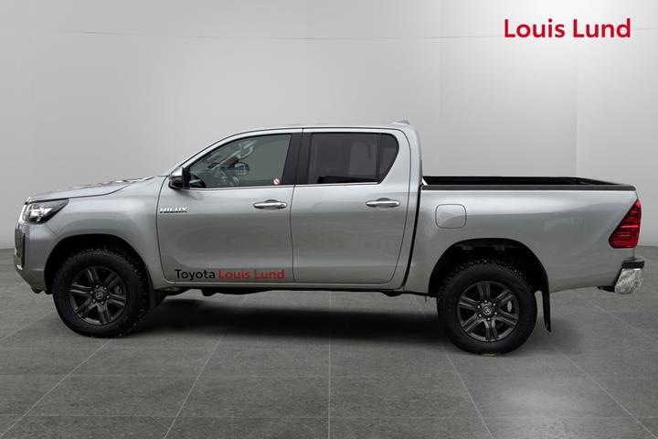 Grå Toyota HiLux fra 2025