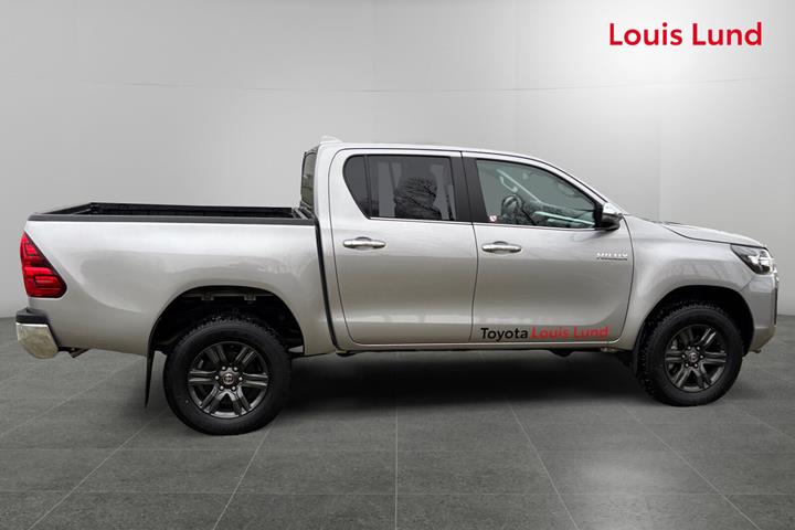 Grå Toyota HiLux fra 2025