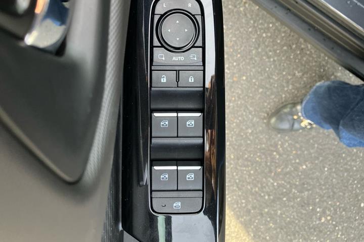 Grå Suzuki eVitara fra 2025